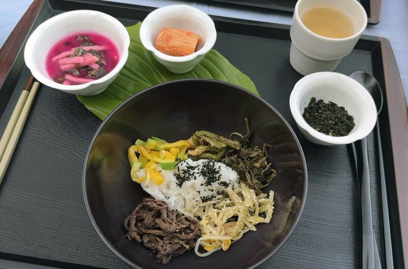 Bibimbap mit seinen sorgsam nach Farbe und Konsistenz zusammengestellten Zutaten symbolisiert für die Südkoreaner die vier Jahreszeiten. – Bild: Elephant Doc
