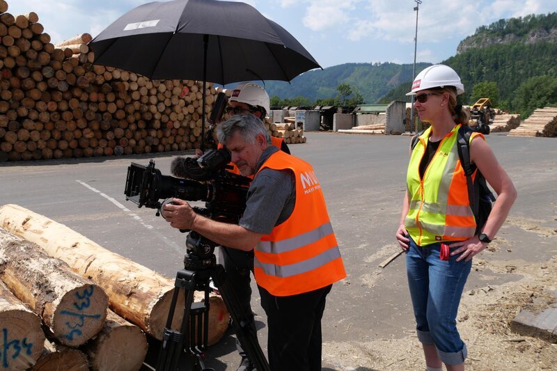 Dreharbeiten bei Mayr-Melnhof Holz Leoben. Das Filmteam besuchte das Sägewerk sowie das neue Brettsperrholzwerk, welches erst im Juni 2023 seinen Betrieb aufgenommen hat. Der Industriekomplex im Ausmaß von 33.000 Quadratmetern ist selbst einer der größten Holzbauwerke Europas. – Bild: ORF/​Mokino Filmproduktion