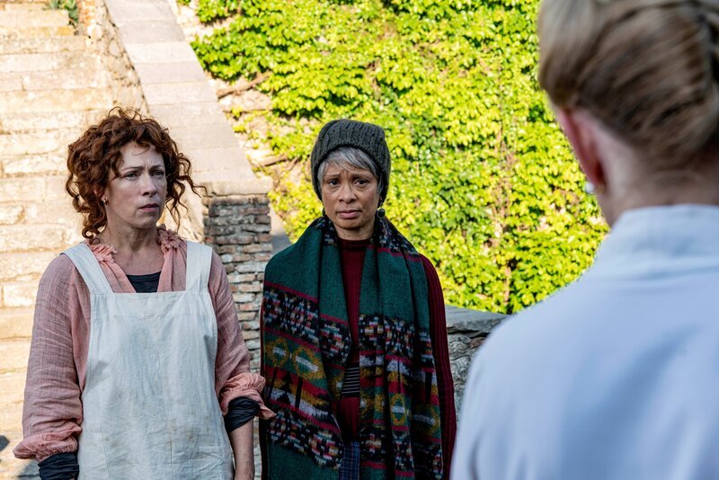 L-R: Alex Kingston as Sarah Bishop and Valarie Pettiford as Emily Mather – Bild: Sky UK Ltd /​ Sky Studios /​ Die Verwendung ist nur bei redaktioneller Berichterstattung im Rahmen einer Programmankündigung ab 2 Monate vor der ersten Auss /​ © 2020 Bad Wolf Limited. All Rights Reserved.