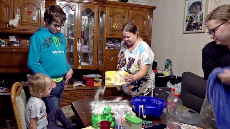 Die 42-jährige Sandra und ihre drei jüngsten Kinder bei der Weihnachtsbäckerei im Wohnzimmer. – Bild: RTLZWEI