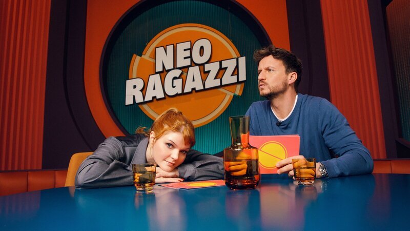 Sophie Passmann und Tommi Schmitt freuen sich auf eine neue Folge „Neo Ragazzi“. – Bild: ZDF