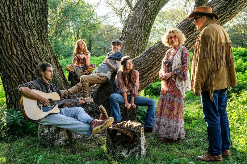 Kurt (Michael Brandner, r.) ist die Hippie-Gruppe im Park um den Freigeist Phillip (Oscar Ortega Sànchez, 3.v.l.) und seine Freundin Marie (Lilian Mazbouh, 3.v.r.) etwas suspekt, doch seine Frau Luise (Michaela May, 2.v.r.) stürzt sich freudig in die neue Bekanntschaft und in das alte Lebensgefühl von Freiheit und Spontanität. – Bild: Susanne Bernhard /​ ZDF