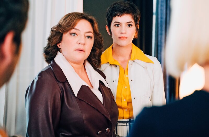Emilie Gavois-Kahn (Annie Greco), Chloé Chaudoye (Rose Bellecour). – Bild: WDR/​Caroline Dubois