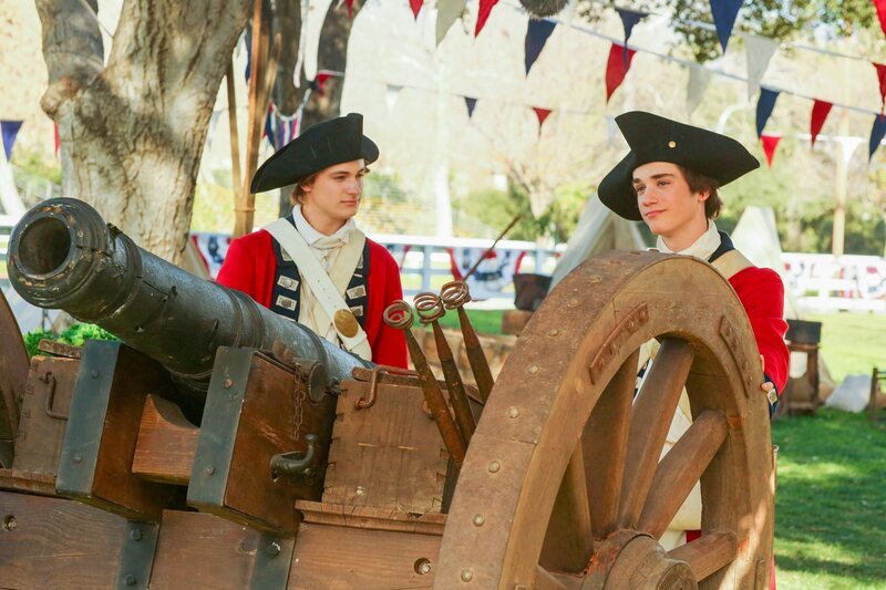 (v.li.): Logan Pepper (Cooper Bradford), Daniel DiMaggio (Oliver Otto). – Bild: ORF/​Disney/​ABC/​Michael Ansell