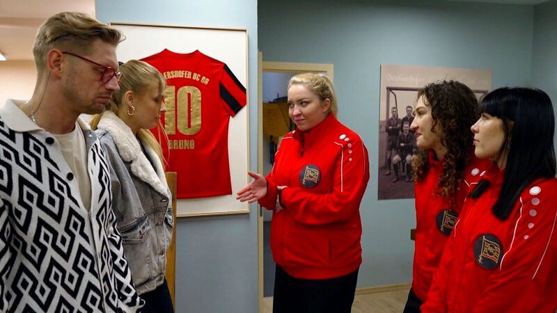 Ella will ihre Gastro-Ausbildung abbrechen, um endlich den Boykott zu beenden, der Bruno und dem Verein sehr schadet. Als Bruno die ABC-Mädels enttäuscht zur Rede stellt, lenken sie schließlich ein und bitten Ella um Entschuldigung. – Bild: RTLZWEI