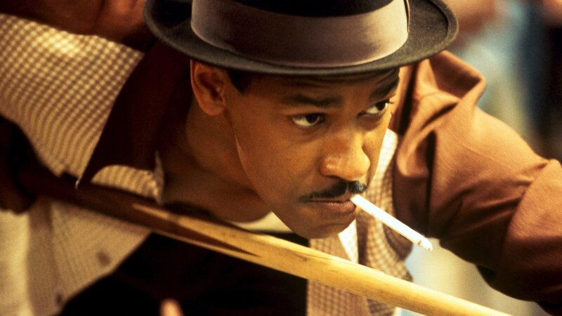 Ein scheinbar harmloser Auftrag zieht Easy Rawlins (Denzel Washington) schon bald in ein Netz aus Mord, Erpressung, brutaler Polizei und korrupter Lokal-Politiker. – Bild: ZDF