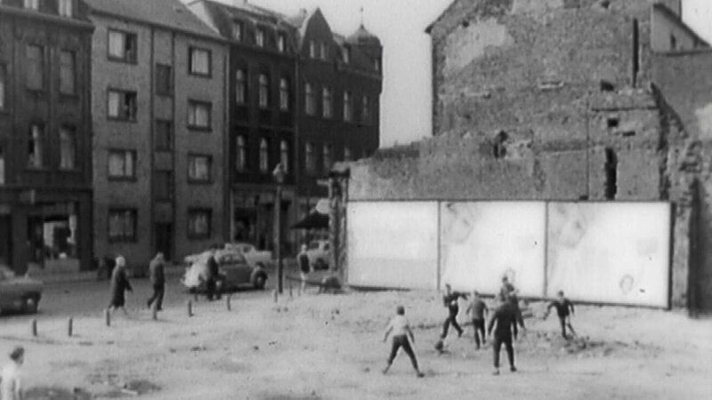 Als Straßenfußballer noch auf Trümmergrundstücken spielten. – Bild: WDR