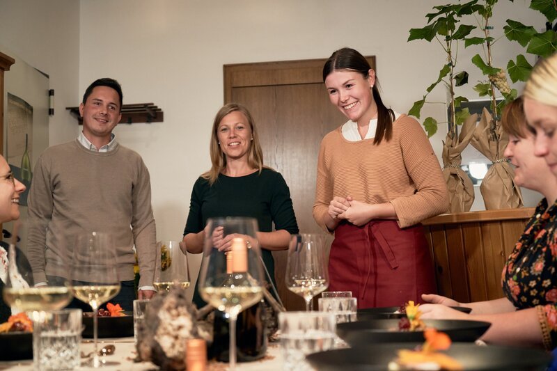 Von links: Manuel Kaul, Christina Schönberger und Carolin Meyer wünschen den Damen einen guten Appetit. – Bild: Samuel Grotmann /​ BR /​ megaherz gmbh