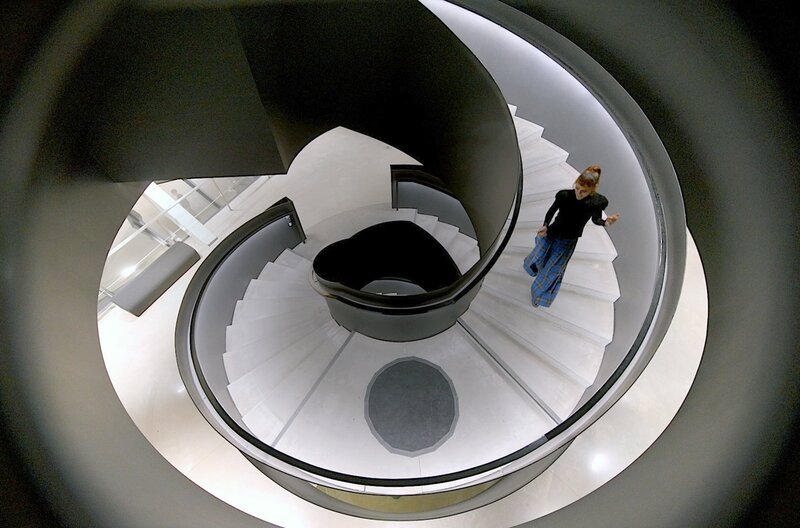 Zaz im Treppenhaus des MO Museums in Vilnius – Bild: klangmalerei.tv