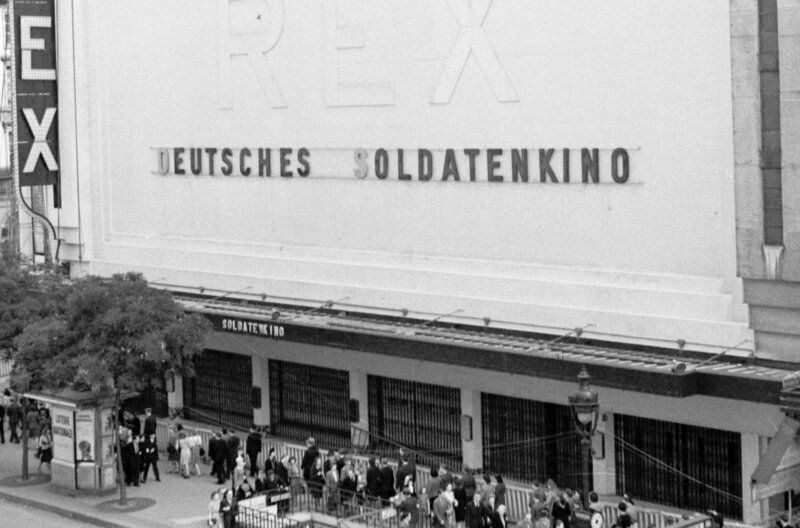 Betrieb auch unter deutscher Besatzung: Im Zweiten Weltkrieg wurde das Grand Rex zu einem Soldatenkino. – Bild: Grand Rex