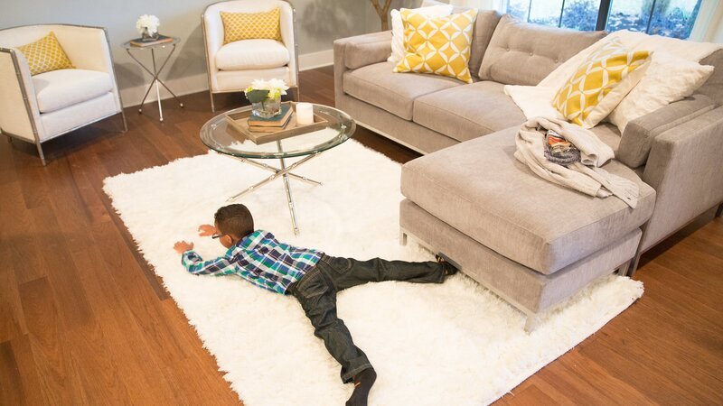 Five year old Julian Silva spreads out on the new rug in his updated living room, as seen on Fixer Upper. (after, action) – Bild: Julia Robinson/​Getty Images /​ HGTV /​ Scripps