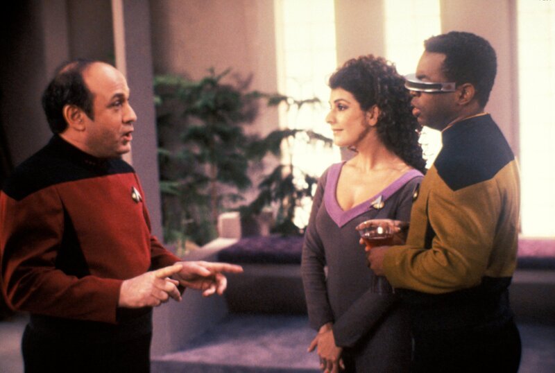 Szenenbild: Cmdr. Deanna Troi (Marina Sirtis) und Lt. Cmdr.Geordi LaForge (LeVar Burton). – Bild: Sky Sci-Fi