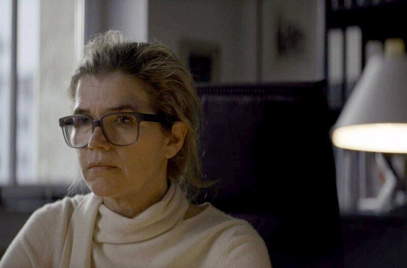 Anwältin Kreber (Anke Engelke) bietet Bruno 50.000 Euro für die Behandlung eines leukämiekranken Kriminellen. – Bild: Paul Piek