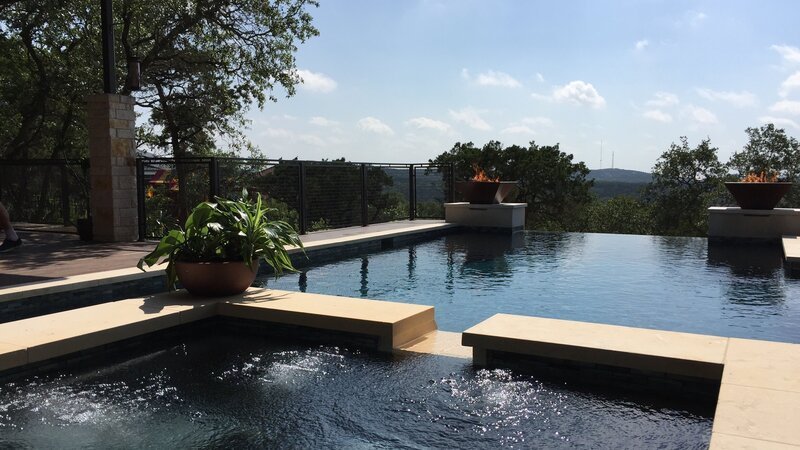 The Patlovany spa is definitely oversized, large enough for the entire family and then some, and is complete with spillway to the pool, creating the calming tranquil ambiance of flowing water. – Bild: HGTV /​ Scripps (Focus) /​ Discovery Communications