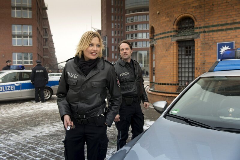 Mattes (Matthias Schloo, r.) möchte unbedingt von Melanie (Sanna Englund, l.) wissen, was zwischen ihr und Helen läuft. – Bild: PLURIMEDIA /​ ZDF /​ Boris Laewen
