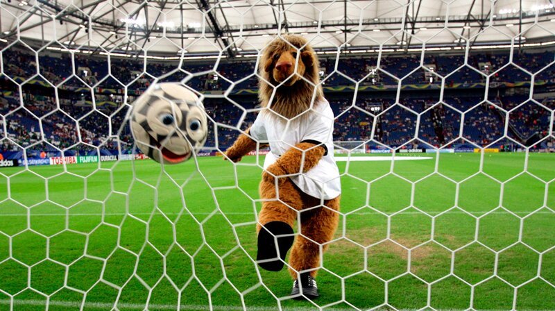 „Unser Sommermärchen – Die WM 2006“ erinnert an einen legendären Fußballsommer in NRW. Und natürlich sind auch Maskottchen Goleo und sein Darsteller Martin Paas mit von der Partie mit interessanten Einblicken ins Geschehen auf dem Platz. – (ARCHIV – 20.06.2006, Nordrhein-Westfalen, Gelsenkirchen: EM-Maskottchen Goleo) – Bild: WDR/​dpa/​Achim Scheidemann