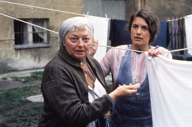 Mutter (Franziska Stömmer, links) und Tochter (Christine Neubauer). – Bild: BR/​Tellux-Film GmbH