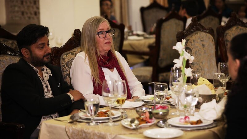 Jenny and Sumit eat dinner with Christina and Jennie. – Bild: TLC