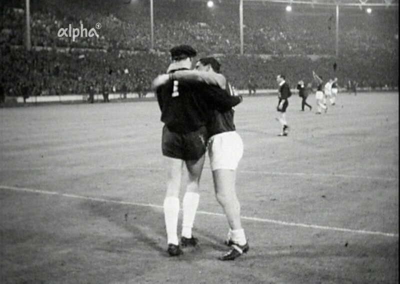 Radi Radenkovic und der berühmte Bobby Moore umarmen sich nach Endspiel. – Bild: BR