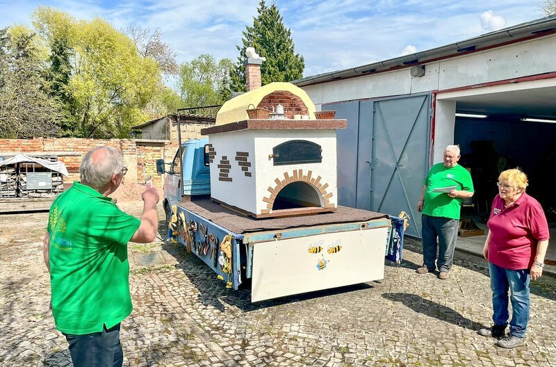 Im Sommer nimmt der Heimatverein Pobzig am Festumzug zum „Sachsen-Anhalt-Tag“ in Bernburg teil. Der Ofen aus Styropor soll für das Bäckereimuseum werben. – Bild: MDR/​Tino Wiemeier