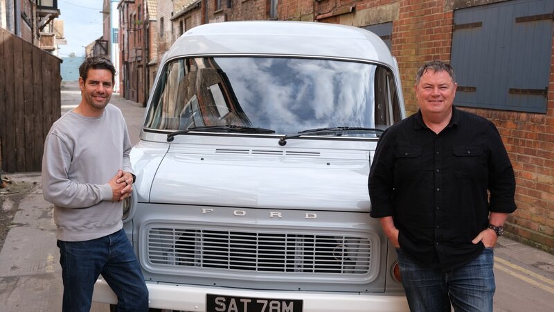 L-R: Elvis and Mike posing with Ford Transit. – Bild: Discovery, Inc.