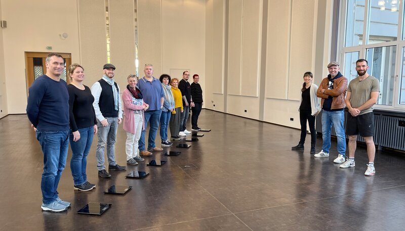 Das große Finale! Doc Esser (rechte Gruppe, Mitte), Ernährungsexpertin Jon Chim Bai-Habelski (rechte Gruppe, links) und Sportwissenschaftler Marwin Isenberg (rechte Gruppe, rechts) sind gespannt, wie sich die Teilnehmer und Teilnehmerinnen geschlagen haben. – Bild: WDR/​solis TV