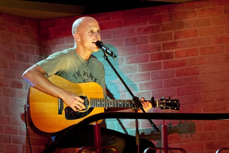 Kurt Krömer lädt ins Berliner Ensemble zur neuen Staffel der „Krömer – Late Night Show“: Gast der Sendung ist der belgische Singer-Songwriter Milow. – Bild: rbb/​Max Kohr