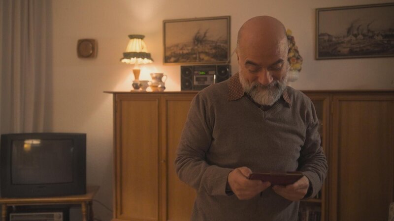 Ein Werkzeugmacher lebt zurückgezogen. Dann wird er tot in seiner Wohnung gefunden. Über zwei Jahrzehnte hinweg gibt es keine Antworten auf den Mordfall. – Bild: ZDF