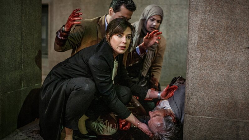 Der Menschenrechtler Dr. Juanid Hanoush (Saeed Hooshidar, r.) wurde während eines Treffens erstochen; Alexandra Beijer (Jennie Silfverhjelm, l.) kann nichts mehr tun. – Bild: ZDF