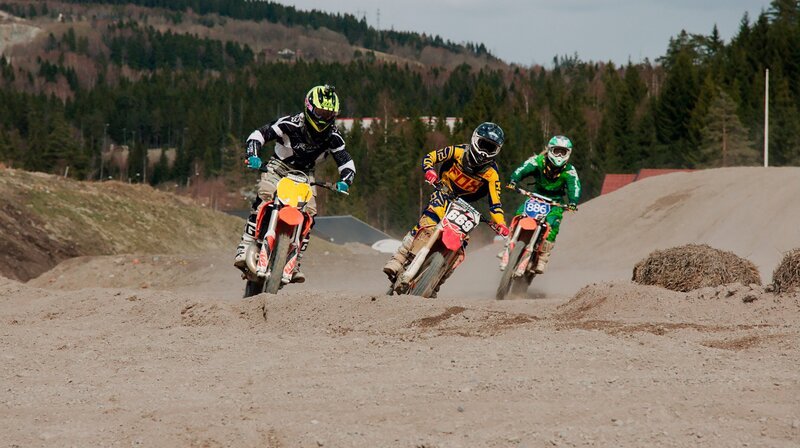 Beim Motocrossrennen fallen mehrere Fahrzeuge wegen Sabotage aus. – Bild: NDR/​NordicStories