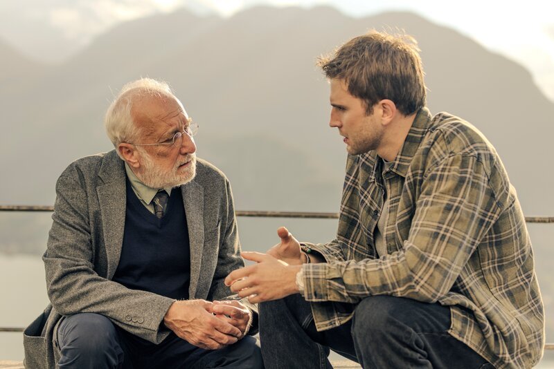 Mit den Entführungen hat Mathias (Léo Legrand, r.) sein Ziel verfehlt, die Großkonzerne zu einer sauberen Politik zu zwingen. Nun bittet er seinen ehemaligen Professor, Jean Humbel (François Berléand, l.), um Mithilfe. – Bild: Nicolas Velter /​ ZDF