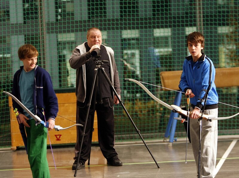 Hubertus und Tobias stehen in Konkurrenz für einen Wettkampf im Bogenschießen. (Stefan Wiegand, li.; Georg Blumreiter, mi.; Hugo Gießler, re.) – Bild: MDR/​Anke Neugebauer