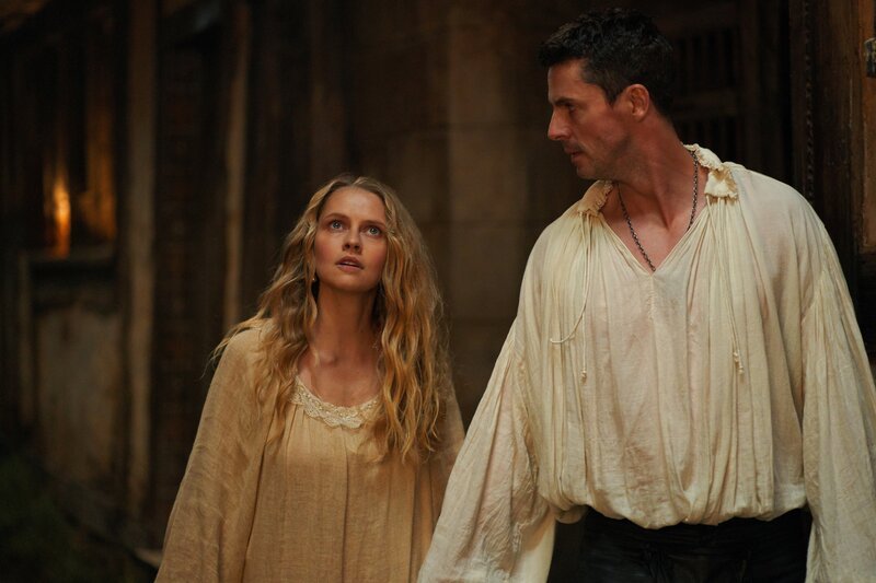 L-R: Diana Bishop (Teresa Palmer) and Matthew Clairmont (Matthew Goode) – Bild: Simon Ridgway /​ Sky Studios /​ Die Verwendung ist nur bei redaktioneller Berichterstattung im Rahmen einer Programmankündigung ab 2 Monate vor der ersten Auss /​ © 2020 Bad Wolf Limited. All Rights Reserved.