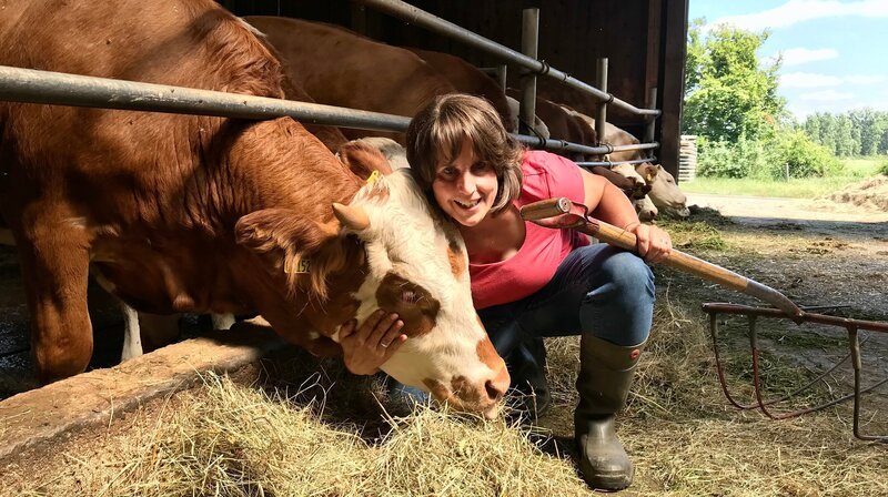 Landfrau Tanja Zeller mit Schmusekuh Thea. Weiteres Bildmaterial finden Sie unter www.br-foto.de. – Bild: BR/​megaherz gmbh/​Philipp Thurmaier