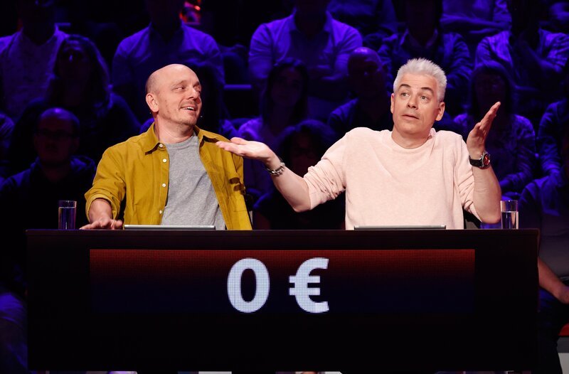 Rateteam-Kapitän Bernhard Hoëcker und der Comedian und Autor Michael Mittermeier bilden ein Rateteam. – Bild: ARD/Morris Mac Matzen Rateteam-Kapitän Bernhard Hoëcker und der Comedian und Autor Michael Mittermeier bilden ein Rateteam. – Bild: ARD/Morris Mac Matzen
