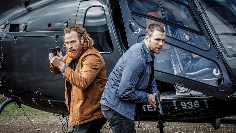 Auch wenn sie nicht immer einer Meinung sind, geben sich Steinar Hovland (Kristofer Hivju, l.) und Josef Eriksson (Martin Wallström, r.) doch immer gegenseitig Rückendeckung. – Bild: ZDF und Johan Paulin