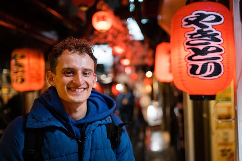 Julian checkt die japanische Hauptstadt Tokio. – Bild: BR/​megaherz gmbh/​Hans-Florian Hopfner