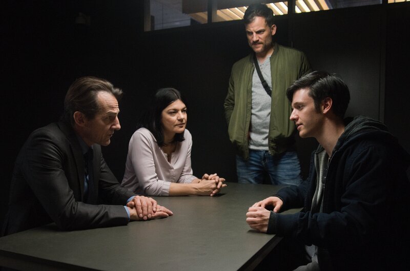 Claas (Timur Bartels, r.) hat es sich anders überlegt und wird Radek (Hans-Werner Meyer, l.) und Mina (Jasmin Tabatabai, 2.v.l.) nichts über die Geschäfte seines Stiefvaters Mario (Torben Liebrecht, 2.v.r.) erzählen. – Bild: Oliver Feist /​ ZDF und Oliver Feist