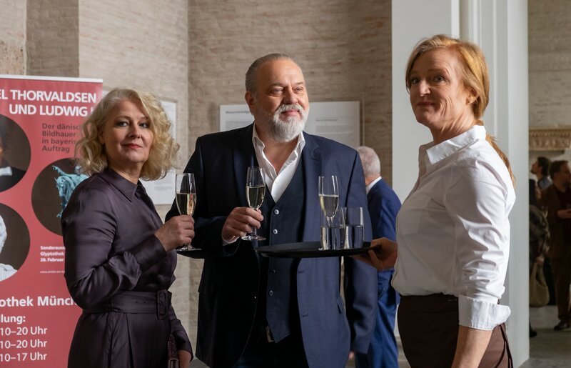 Beim Empfang im Museum treffen Dr. Franziska Sommerfeld (Christina Rainer, l.) und Richard Voss (Jan-Gregor Kremp, M.) erneut auf Ilse Menzel (Nina Petri, r.). – Bild: Erika Hauri /​ ZDF