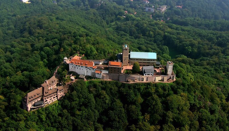 Die Wartburg am Rande des Thüringer Waldes übersetzte Luther die Bibel ins Deutsche. – Bild: SWR