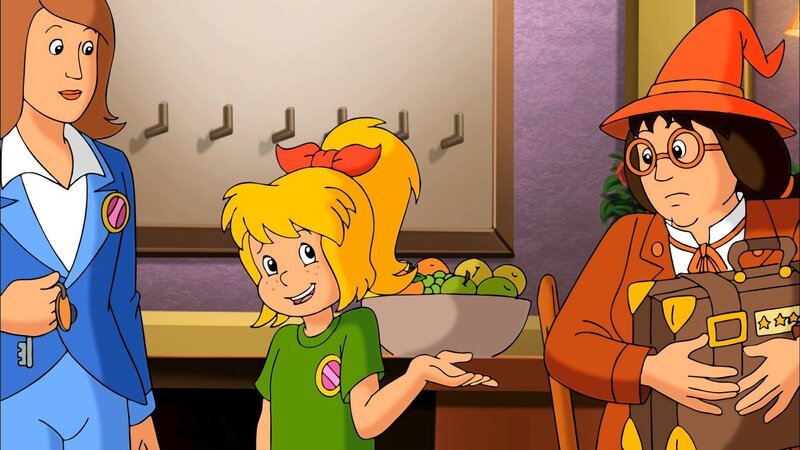 Bibi (M.) hat viel zu tun: Sie soll es der neu eingetroffenen Hexe (r.) so angenehm wie möglich machen, denn Svenja (l.) hält sie für die heimliche Hoteltesterin. – Bild: ZDF/​Kiddinx-Berlin