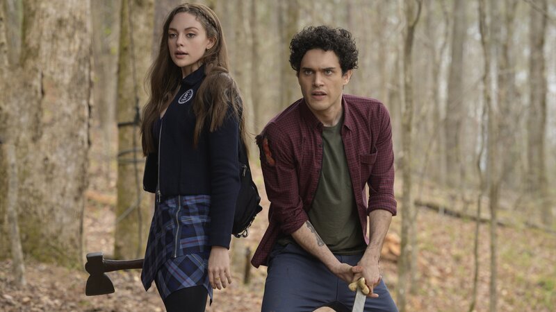 Hope Mikaelson (Danielle Rose Russell, l.); Landon Kirby (Aria Shahghasemi, r.) – Bild: The CW Network, LLC. All rights reserved.