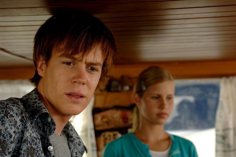 Zane (Burgess Abernethy, li.) ist mit Emma (Claire Holt, re.) auf dem Boot von Miss Chatham. Er hofft hier einen Schadenersatz für seinen von Miss Chatham beschädigten Jet Ski zu finden. Aber auf dem Boot scheint nichts wertvolles zu sein. – Bild: ZDF/​Jasin Boland