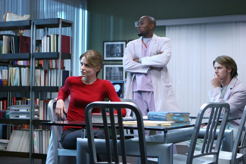Dr. Allison Cameron (Jennifer Morrison, l.), Dr. Eric Foreman (Omar Epps, M.) und Dr. Robert Chase (Jesse Spencer, r.) haben es mit einem besonders schwierigen Fall zu tun … – Bild: sixx