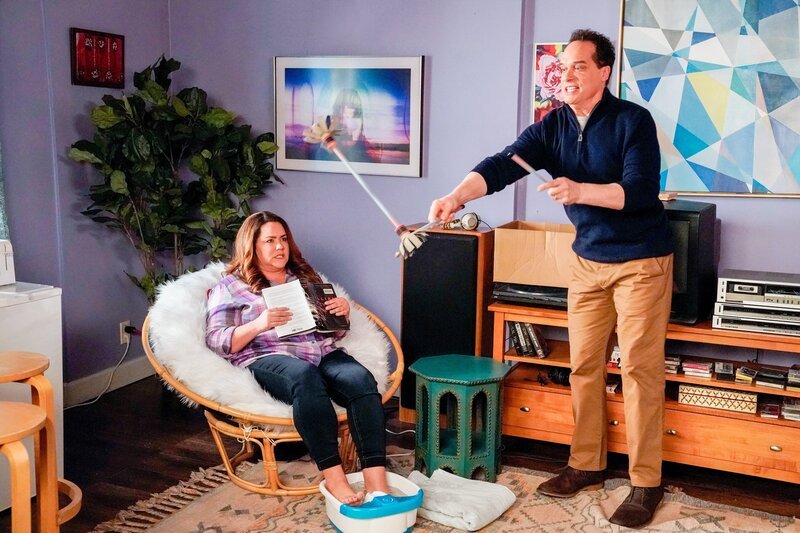 Katy Mixon (Katie Otto), Diedrich Bader (Greg Otto). – Bild: ORF/​Disney/​ABC/​Mitch Haaseth
