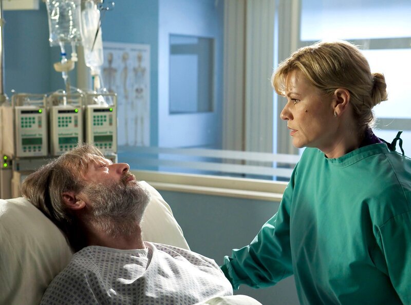 Herbert Stremann „Gurke“ (Wolfgang Häntsch) hat Gaby Ludwig (Anne Kasprik) seine Liebe offenbart. Gaby ist sichtlich geschockt, doch im Moment ist ihr völlig egal, womit sie ihn zu einer Operation überredet. Alles andere kann geklärt werden, wenn es „Gurke“ wieder besser geht. – Bild: MDR/​MDR/​Saxonia/​Peter Krajewsky