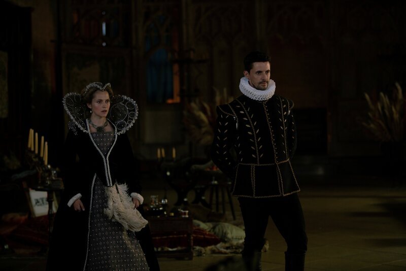 L-R: Diana Bishop (Teresa Palmer) and Matthew Clairmont (Matthew Goode) – Bild: Sky UK Ltd /​ Sky Studios /​ Die Verwendung ist nur bei redaktioneller Berichterstattung im Rahmen einer Programmank¸ndigung ab 2 Monate vor der ersten Auss /​ © 2020 Bad Wolf Limited. All Rights Reserved.