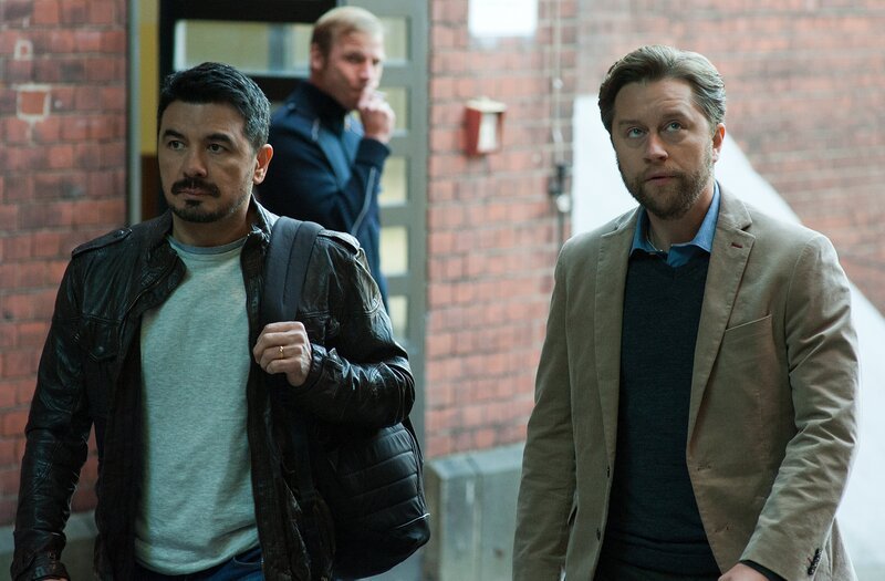 Murat (Ercan Karacay, l.) begleitet den Gefangenen Carsten Rielke (Adrian Topol, r.) auf dessen Freigang. – Bild: Oliver Feist /​ ZDF