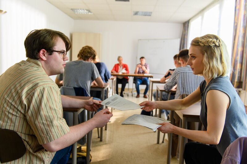 Daniel König (Vincent Hahnen, l.), Mechthild Puhl (Sybille Schedwill, 4.v.l.), Mia Kunze (Antonia Döring, r.) (Komparsen im Bild) – Bild: Julia Feldhagen /​ ZDF