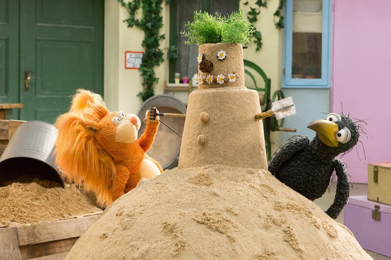 Ella (Anna Menzel) und Rudi (Lennart Morgenstern) haben einen ganz besonderen Sandmann gebaut. Doch der steht bald unter einem schlimmen Verdacht. – Bild: ZDF/​Zia Ziarno